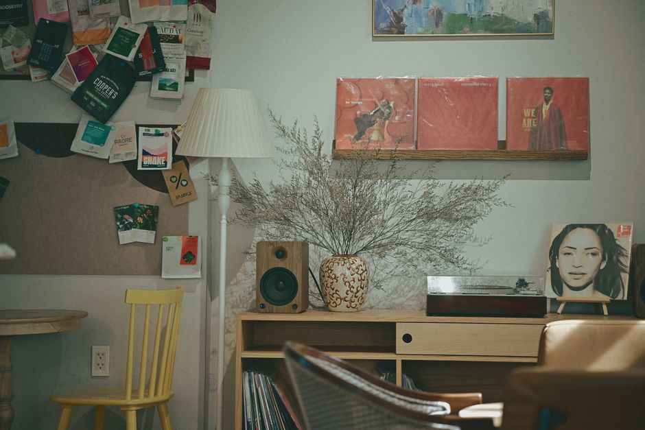 Playlist, lumière, parfum d’ambiance : composer une atmosphère