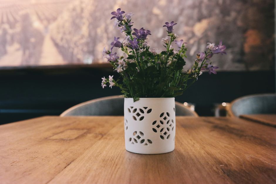 Décorer une table de fête avec des fleurs de saison