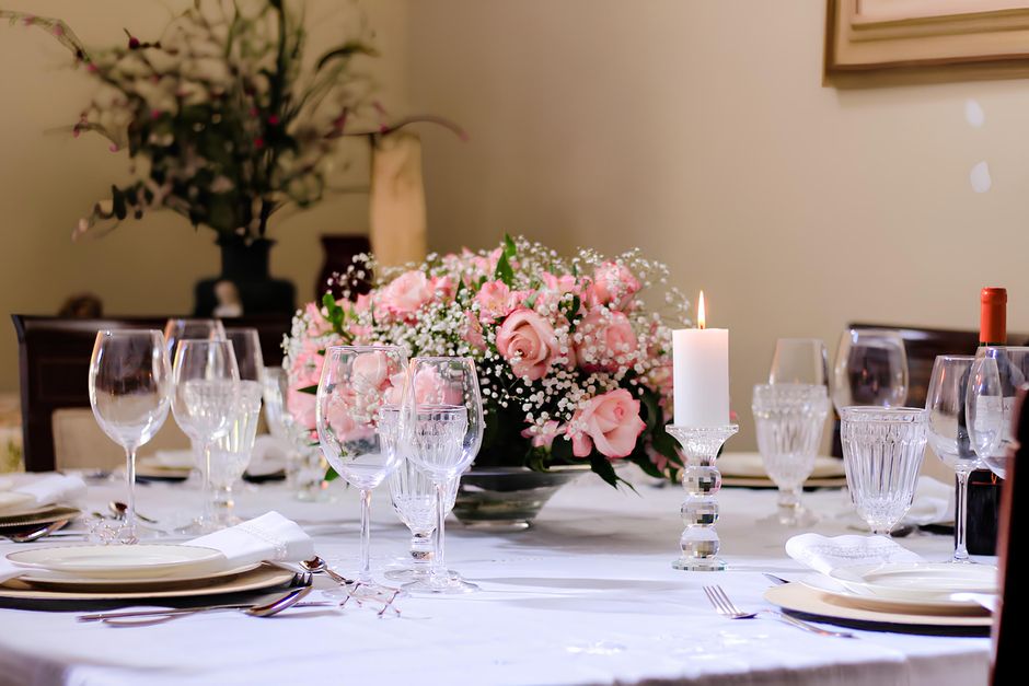 Décorer une table de fête avec des fleurs de saison